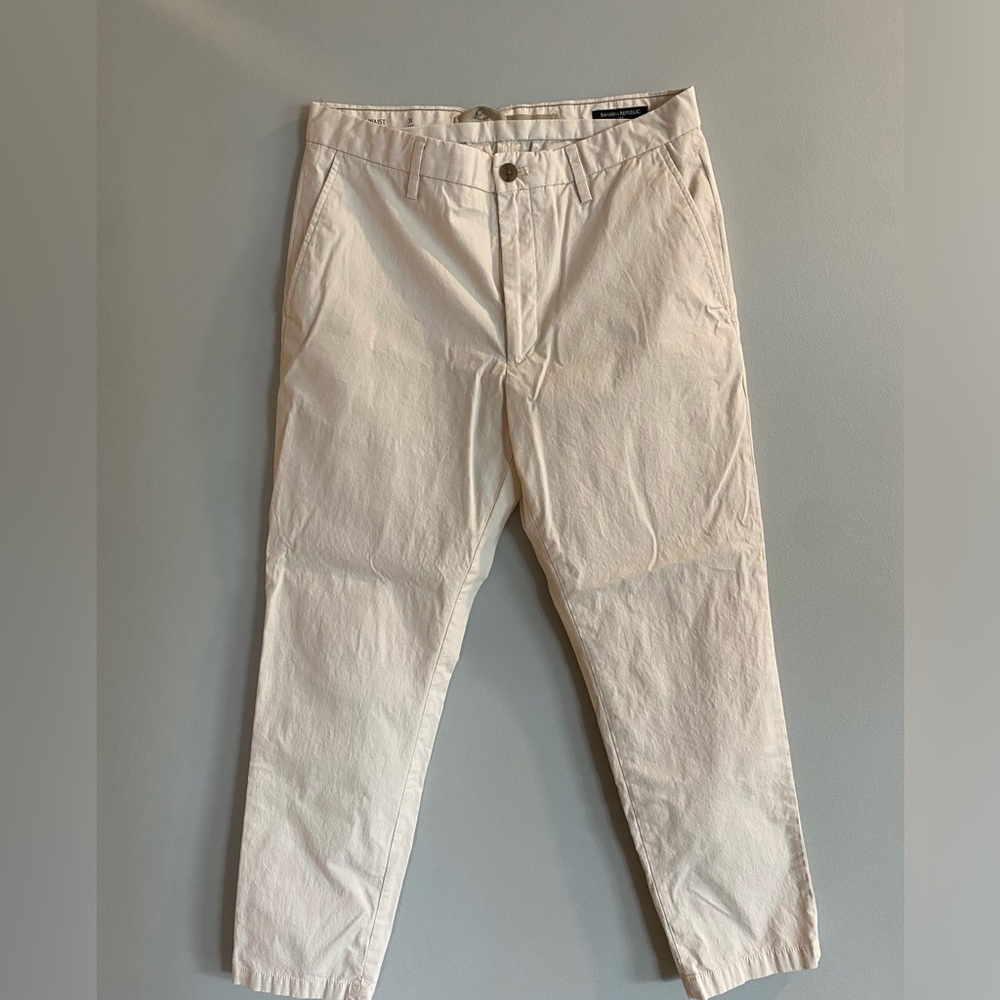 BRAND NEW Banana Republic Mens Chinos - size 31 waist, 30 inseam - Light Cream